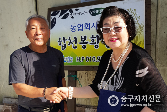 이성심(우) 회장과 곽준열(좌) 대표가 MOU를 체결한 뒤 상생의지를 다지고 있다. 