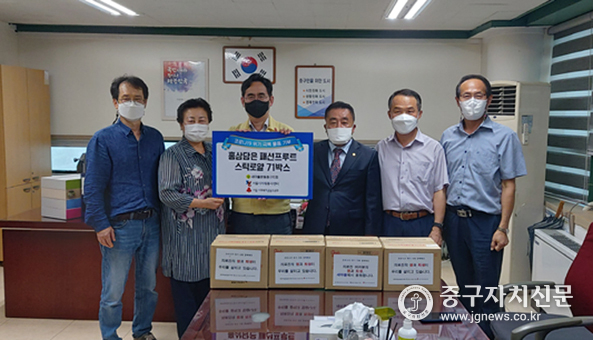 김명곤 새마을중구지회장과 김재성 김순자 회장 남준희 부회장, 정홍근 사무국장등이 윤영덕 중구보건소장에게 스틱로얄등을 전달하고 있다.