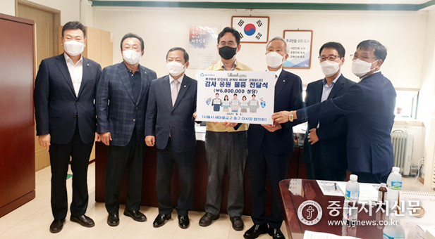 새마을금고협 장주홍 회장과 이사장들이 윤영덕 소장과 기념촬영을 하고 있다.