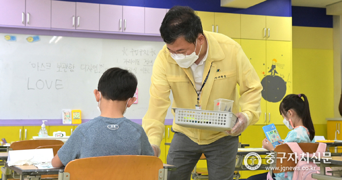 봉래초 방과후 학교에서 서양호 구청장 아이들에게 교구를 나눠주고 있다.