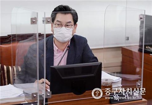 박기재 시의원이 제302회 임시회 여성가족정책실의 안건 심사를 하고 있다.