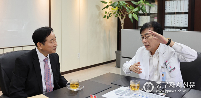 국립중앙의료원 정기현 원장이 본지 이형연 대표와 인터뷰를 하고 있다.
