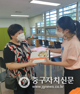 중증정신질환자의 지역사회적응 프로그램 밀키트를 전달하고 있다.