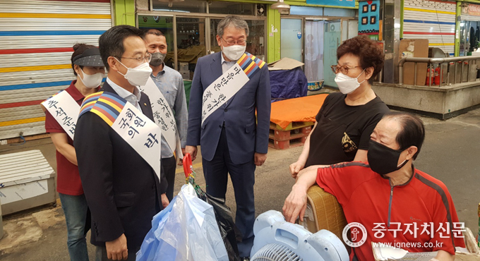 박성준 국회의원이 황학동 중앙시장을 찾아 상인들의 애로사항을 청취하고 있다.