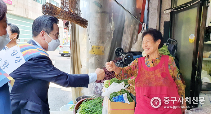 전통시장을 찾은 박성준 의원이 상인과 주먹 인사를 하고 있다.