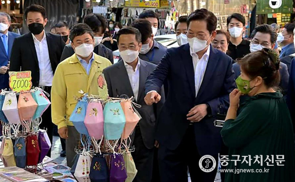 민주당 송영길 대표와 함께 박성준 의원, 서양호 구청장, 조영훈 의장등이 남대문시장을 방문해 물건을 살펴보고 있다. 