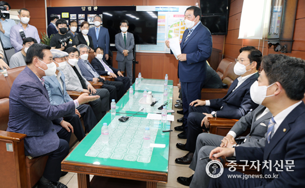 송영길 대표와 서양호 구청장, 조영훈 의장등이 박영철 남대문시장 대표이사, 문남엽 상인회장등과 간담회를 갖고 있다.
