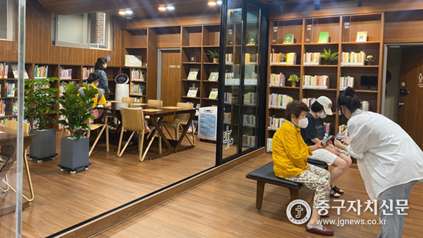  지난 13일 개관한 '장충동 작은 도서관' 입구 및 내부 모습.