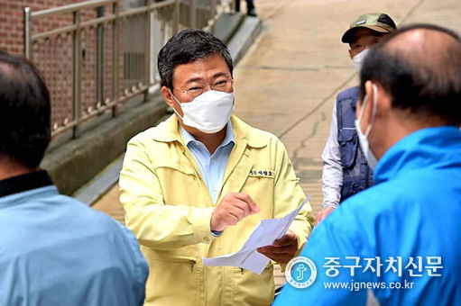 서양호 구청장이 다산동 주민들의 건의사항에 대해 설명하고 있다. 
