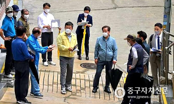 서양호 구청장이 다산동 성곽길에서 주민들의 의견을 청취하고 있다.