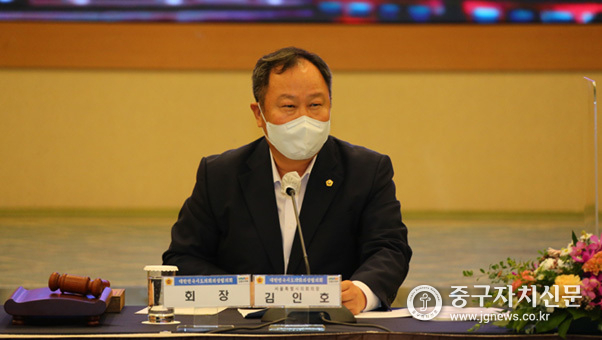 김인호 전국 의장협 회장(서울시의회 의장)이 감사의 인사를 하고 있다.