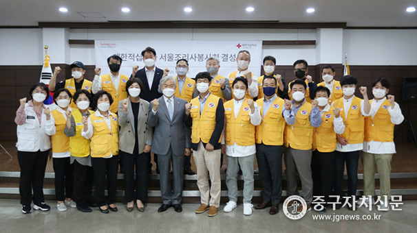 대한적십자사 서울시지사가 조리 전문봉사회인 서울조리사봉사회를 결성한 뒤 이영건 부회장과 정성덕 회장등이 기념촬영을 하고 있다.