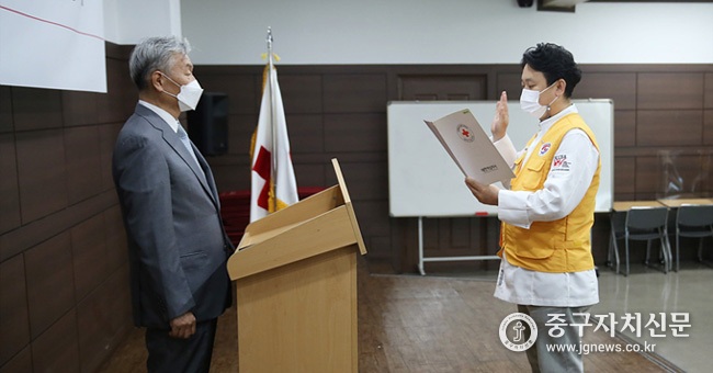 대한적십자사 서울시지사 이영건 부회장이 정성덕 회장으로부터 봉사원 서약을 받고 있다.