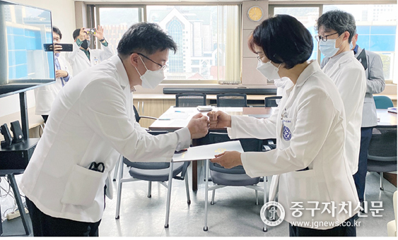 서울백병원 구호석 원장(좌측)이 최다논문상 수상자인 김율리 교수(우측)에게 상장을 수여하고 있다.