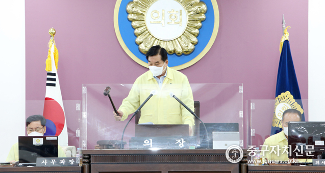 지난 5일 열린 제267회 중구의회 임시회에서 조영훈 의장이 조사특위 안건을 통과시키고 있다.