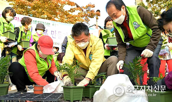 서양호 중구청장이 신당 골목새로 협동조합원들과 녹색향기 가득 반려식물 나눔 이벤트에 참여하고 있다.