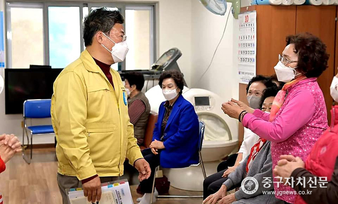 지난 20일 서양호 구청장이 한 경로당을 찾아 어르신들과 인사를 하고 있다.