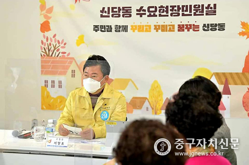 지난 20일 서양호 구청장이 신당동에서 현장민원실을 운영하고 있다.