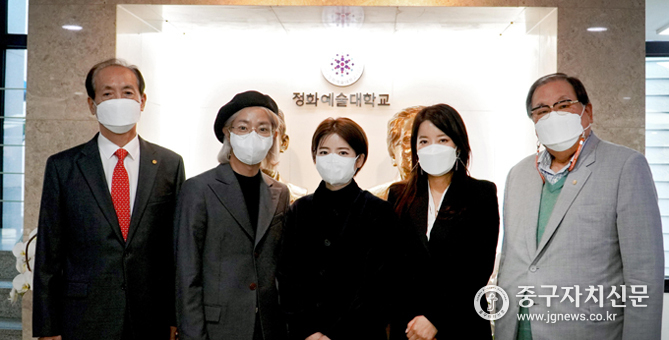 미용 전문가들을 특임교수로 임용한 뒤 기념촬영을 하고 있다.(사진은 좌로부터 정화예대 허용무 총괄부총장, 함경식 대표, 차홍 대표, 최수경 대표원장, 한기정 총장)