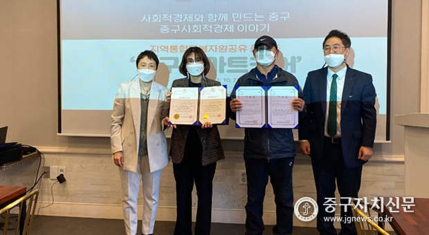 사회적협동조합 파인트리 상임이사 박미아와 수료생들이 기념촬영을 하고 있다. 