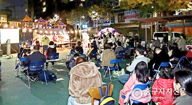 황학어린이 공원에서 단우물 어린이집 작은 음악회가 열리고 있는 모습. 