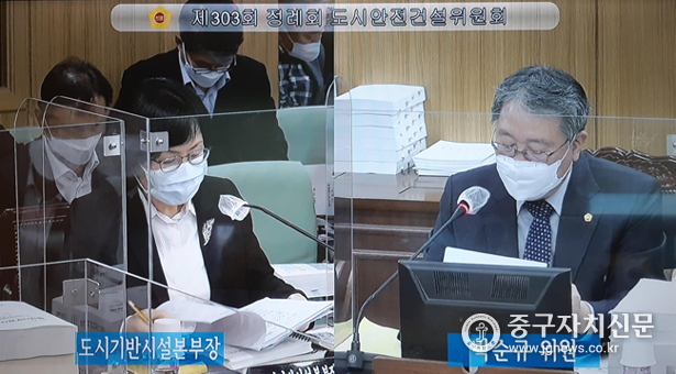 박순규 시의원이 서울시 도시기반시설본부 시설국 소관 행정사무감사를 하고 있다. 