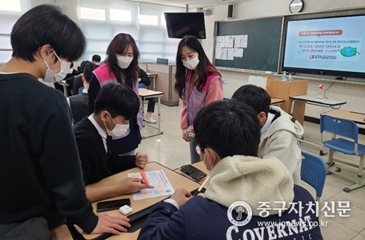 중구자원봉사센터 & 성동고와 함께하는 ‘청소년 자원봉사’들과 기념촬영을 하고 있다. 