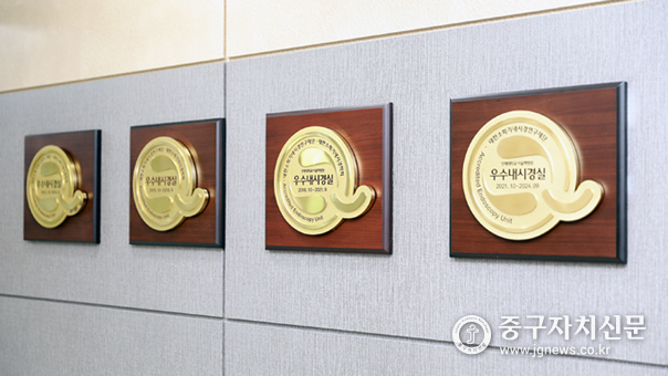 백병원에 걸려있는 4주기 연속 우수내시경실 인증마크.