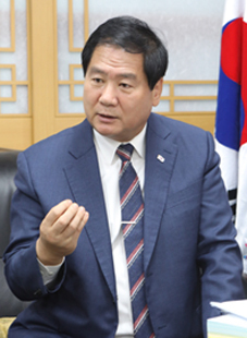 박영한 예결특위 위원장이 본지와 인터뷰를 하고 있다.
