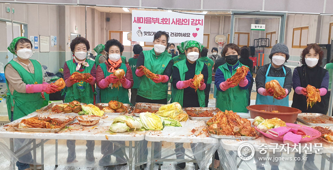 지난 12일 문화마당에서 청구동 새마을부녀회원들이 김장김치를 담그고 있다.