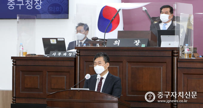 서양호 중구청장이 중구의회 본회의장에서 2022년도 시정연설을 하고 있다.