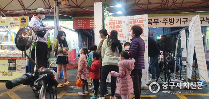 황학동 서울중앙시장에서 마술풍선 등 거리이벤트를 열고 있다.