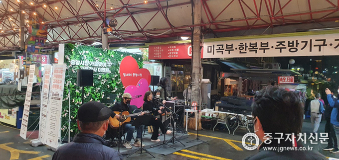 환경개선후 중앙시장에서 버스킹 공연을 하고 있다.