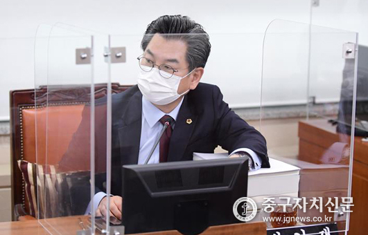 제303회 정례회에서 질의하고 있는 박기재 시의원.