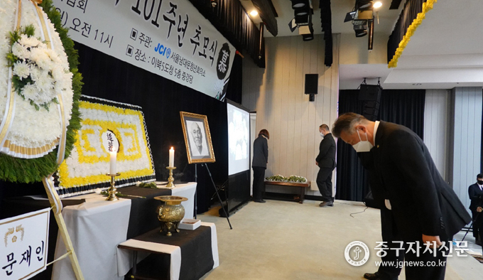  강우규 애국지사의 순국 101주기 추모식에서 장원호 회장이 추모하고 있다
