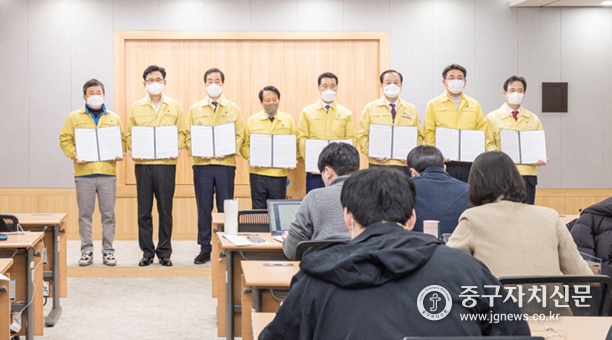 서울시 구청장들이 서울시 브리핑룸에서 기자회견을 열고 권위주의 행정 회귀하는 서울시를 비판하고 있다. 