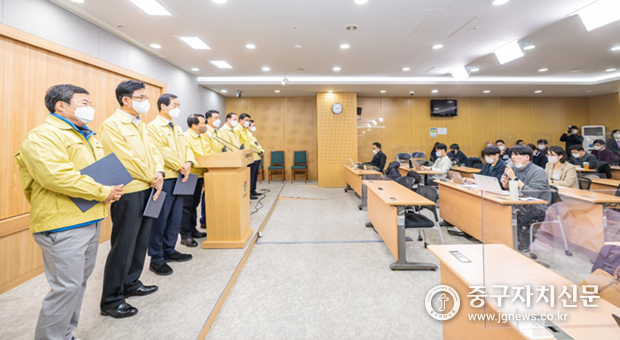 서울시 구청장들이 긴급 기자회견을 열고 자치구 예산전용에 대해 우려하고 있다. 