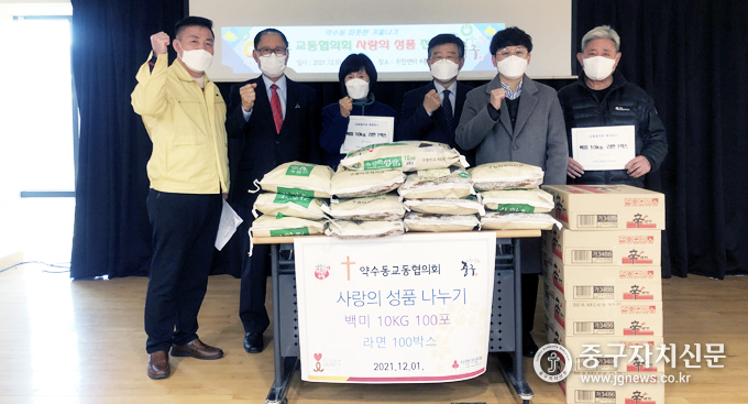 정춘모 목사등 약수동 교통협 회원들이 조현우 동장과 함께 파이팅을 하고 있다. (사진은 좌로부터 조현우 동장, 정춘모 목사, 김춘계씨, 한영만 목사, 오세환 목사, 김만복씨)