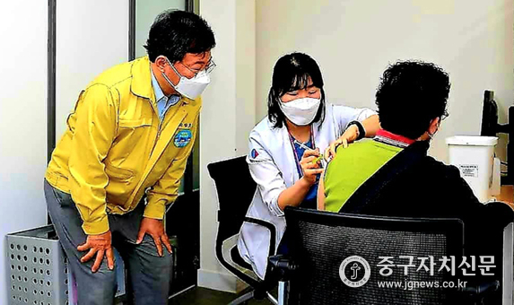 확진자가 연일 최대치를 기록함에 따라 서양호 구청장이 방역현장을 방문해 백신 접종을 살펴보고 있다. 