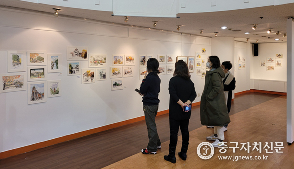 중구문화원 예문갤러리에서 제27회 사진 공모전 전시회에 관객들이 작품을 관람하고 있다.