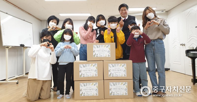 필동에서 연말 성품전달이 이어지고 있다.