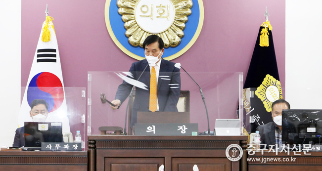중구의회 본회의장에서 조영훈 의장이 2022년도 새해 예산안 등을 통과시키고 있다.