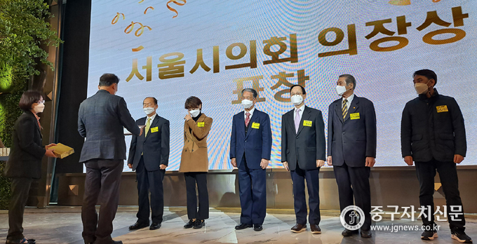 을지경로당 김성식 회장이 모범노인 유공자상을 수상하고 있다.