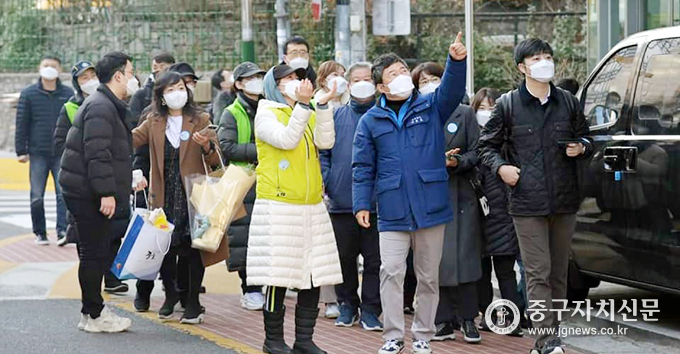 서양호 구청장이 청구동에서 주민들과 민원현장을 살펴보고 있다.