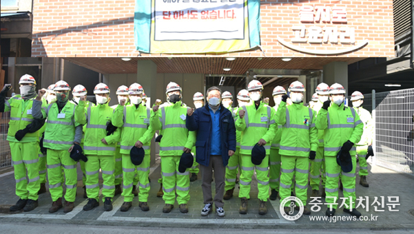 지난 12일 공무관의 휴식권 보장을 위해 신축된 현장근로자 전용 휴게건물 앞에서 파이팅을 하고 있다. 