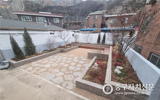 중구 다산동에 방치된 빈집을 생활정원으로 조성한 모습.