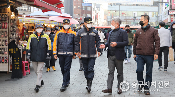 1월 28일 이흥교 소방청장이 이정희 중부소방서장과 중구관내 전통시장인 남대문시장을 둘러보고 있다.