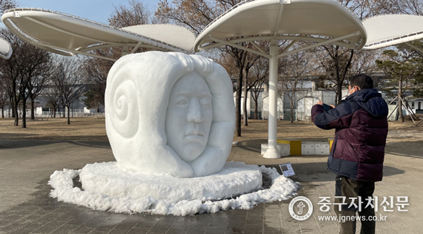눈으로 조작된 얼굴(The Face).