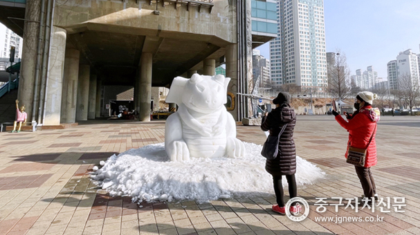 눈으로 조각된 호랑이를 시민들이 기념촬영을 하고 있다.