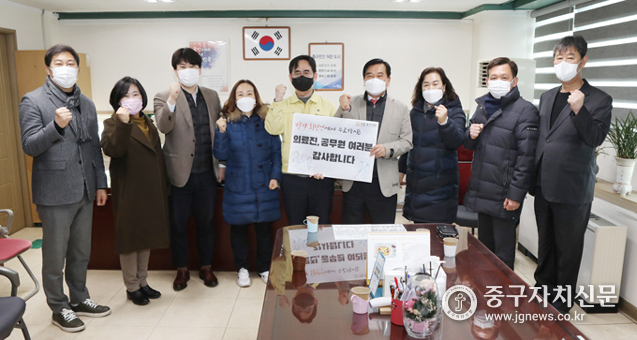 중구의회 의원들이 중구보건소를 방문해 윤영덕 소장과 파이팅을 하고 있다.(사진은 좌로부터 길기영 이화묵 이승용 이혜영 의원, 윤영덕 보건소장, 조영훈 의장, 김행선 부의장, 윤판오 고문식 의원) 